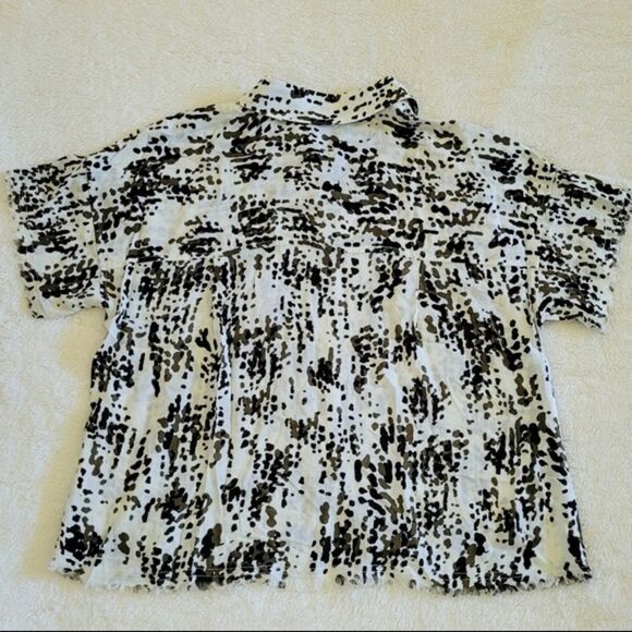 ✨Frayed collar dot button down top✨ - Picture 4 of 9